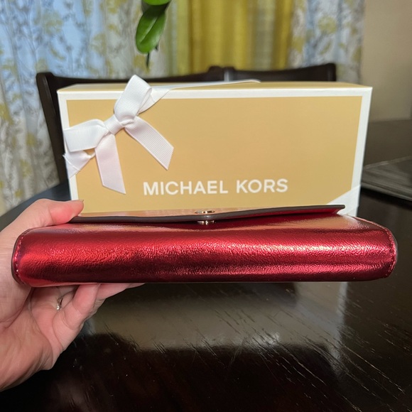 NEW Michael Kors Jet Set Travel Large Patent Envelope Wallet - Picture 6 of 6